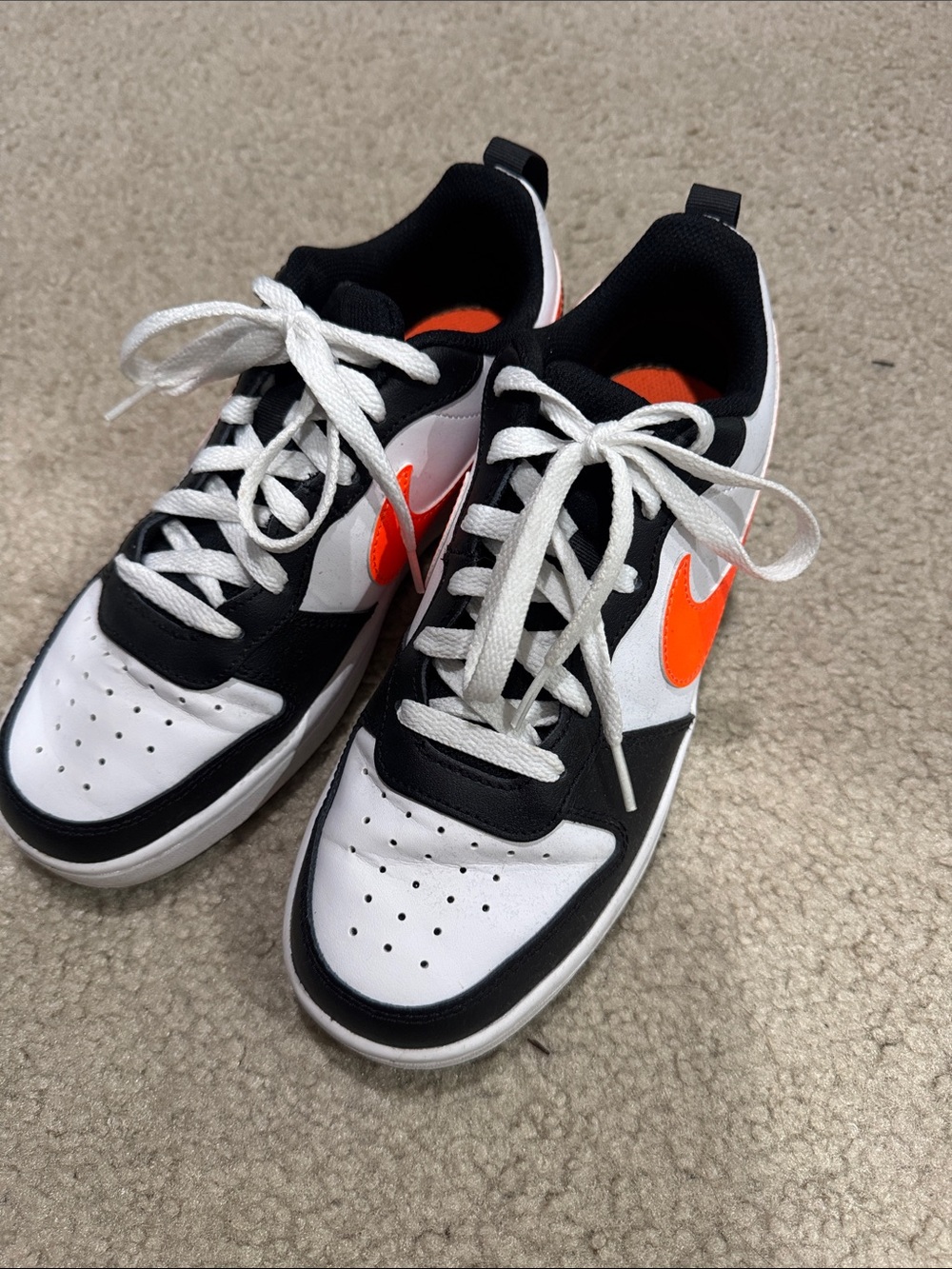 Nike Low-Top Sneakers in White, Black & Orange